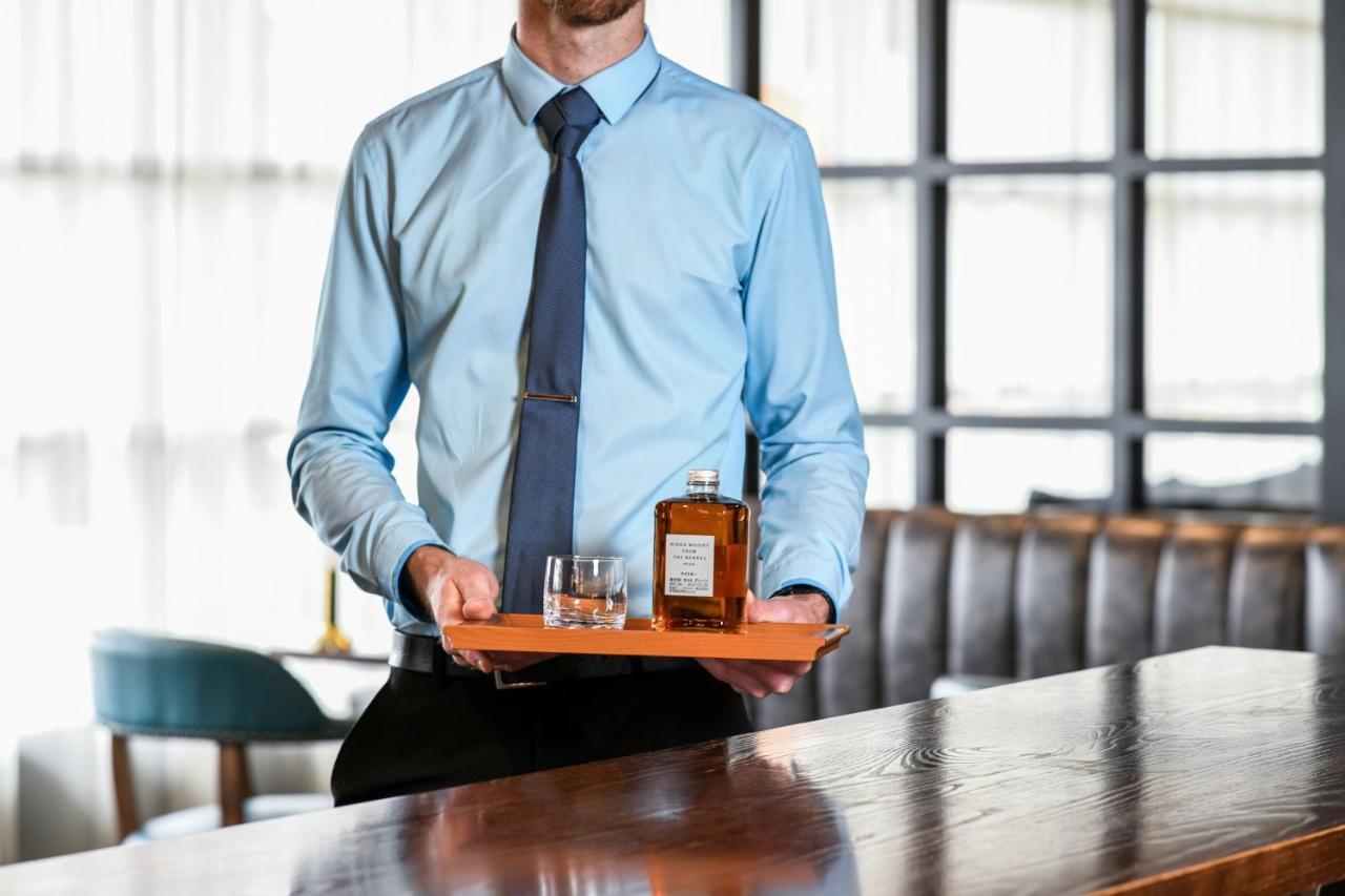 Powerhouse Hotel Tamworth By Rydges Exterior photo A butler serving drinks