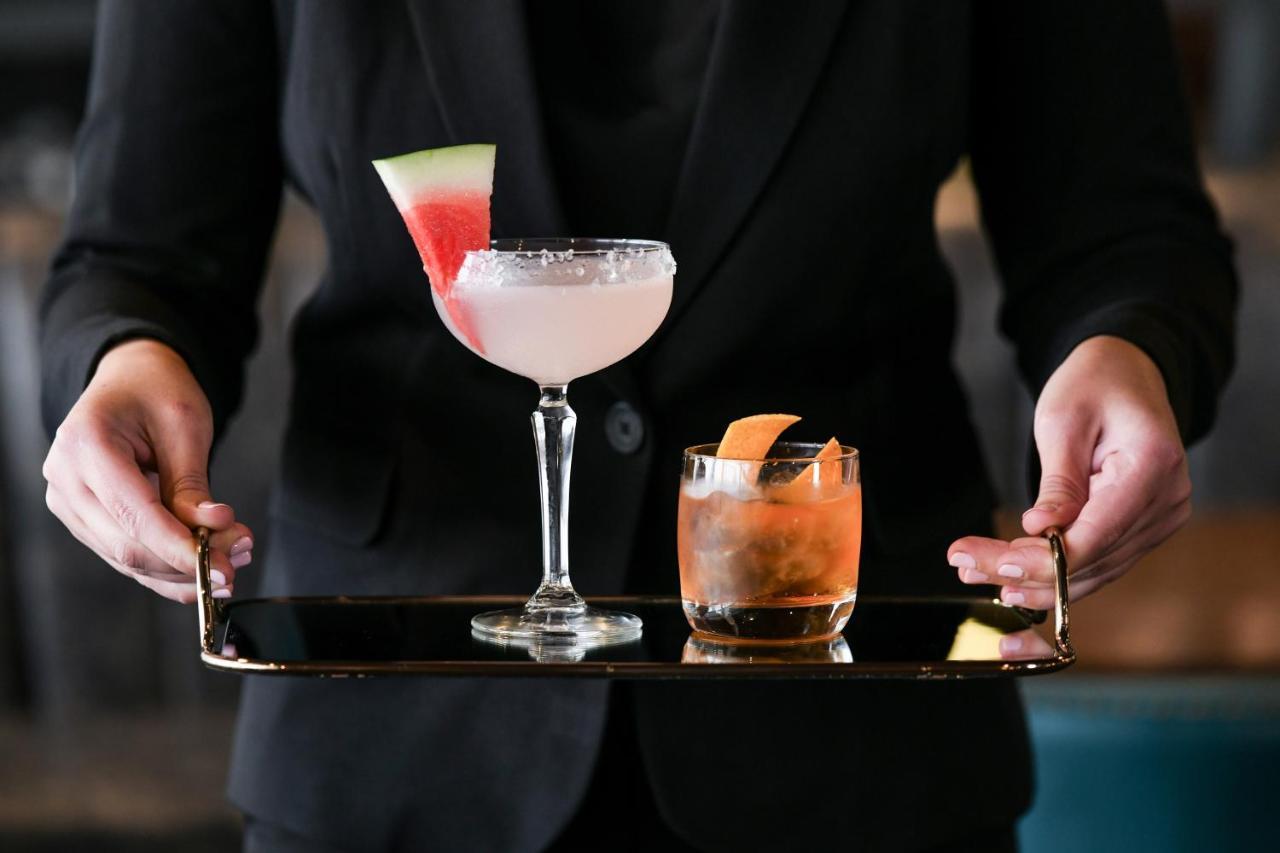Powerhouse Hotel Tamworth By Rydges Exterior photo A server holding a tray of cocktails