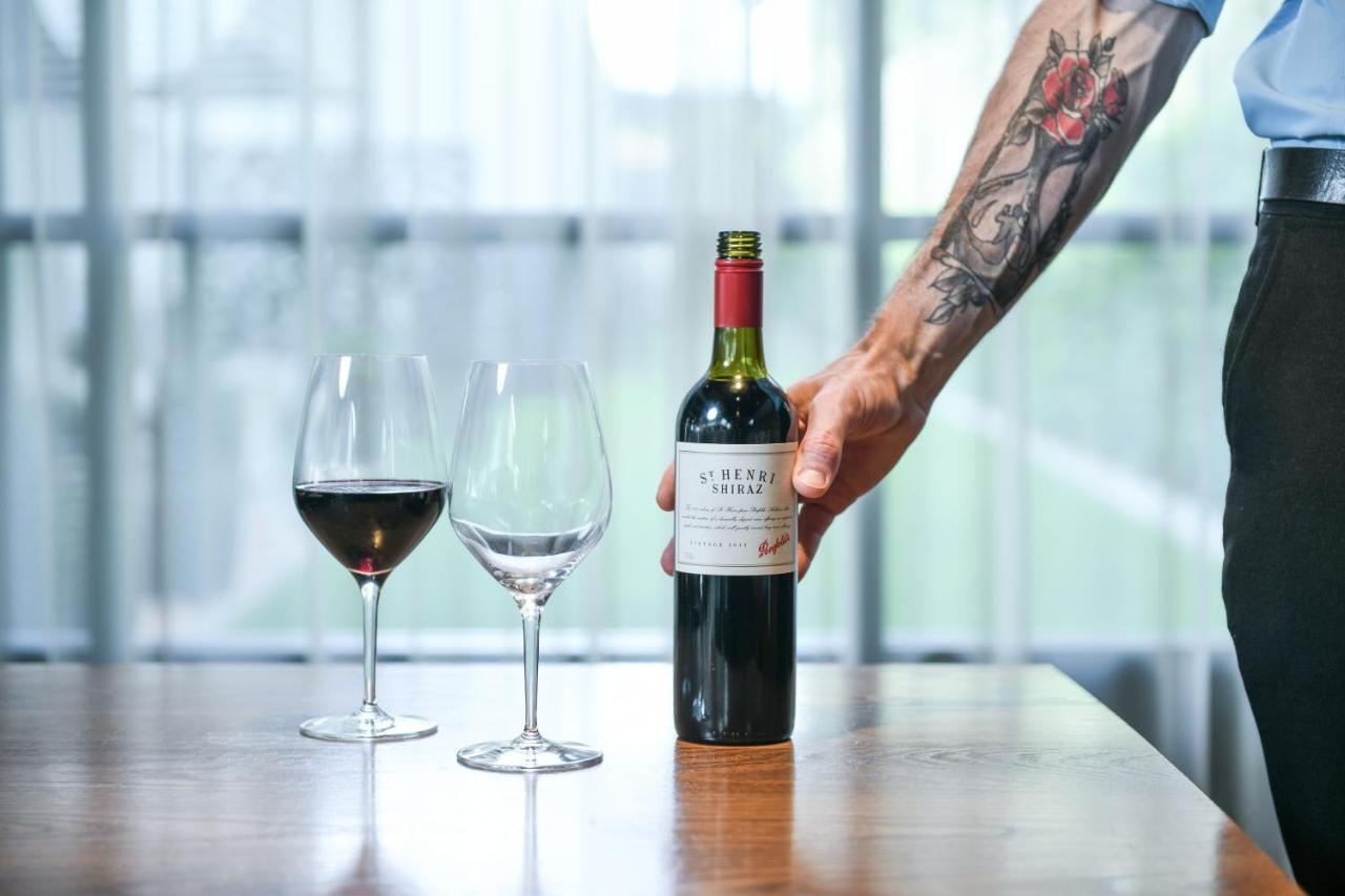 Powerhouse Hotel Tamworth By Rydges Exterior photo A wine server holding a bottle of wine
