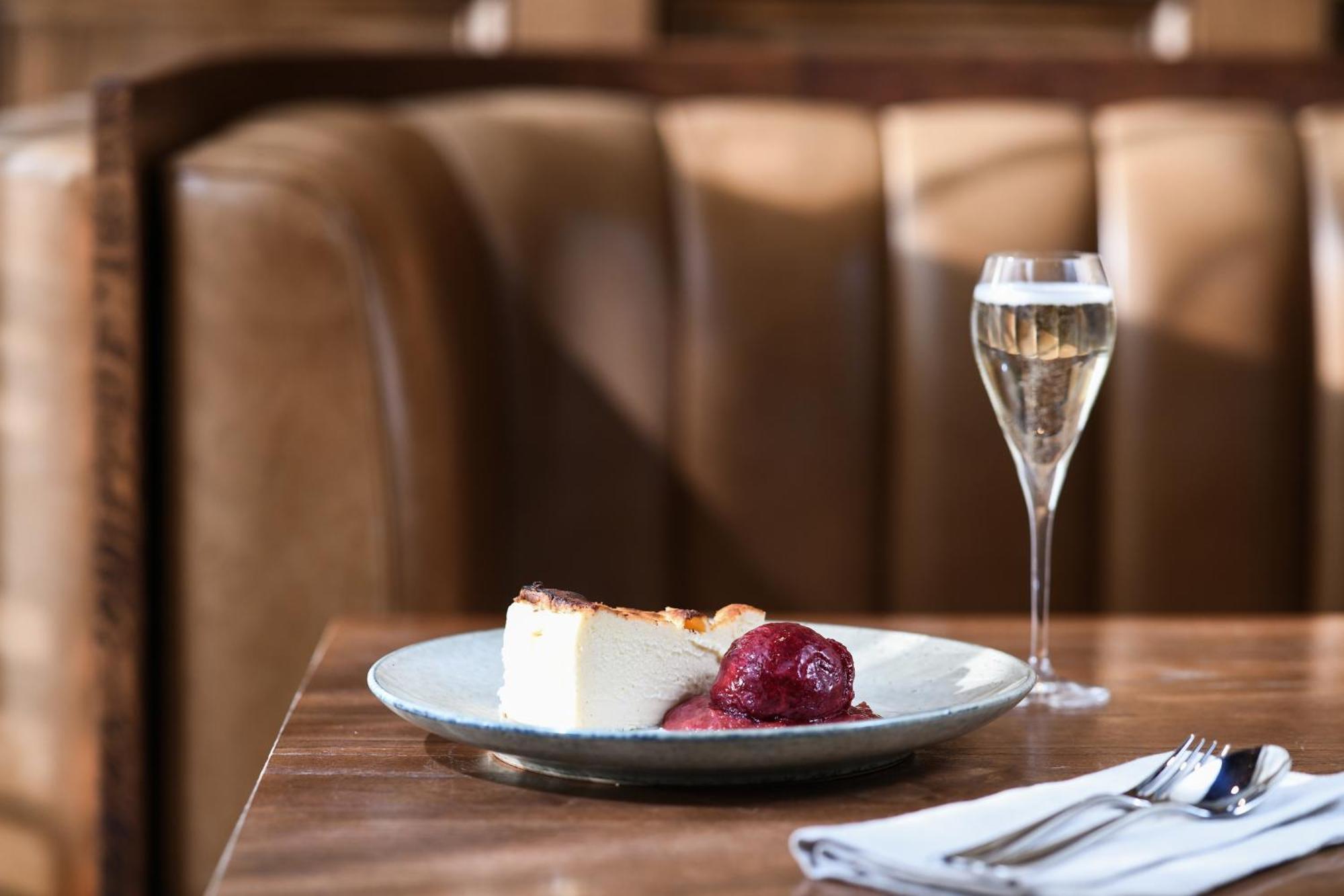 Powerhouse Hotel Tamworth By Rydges Exterior photo A glass of Champagne with a dessert