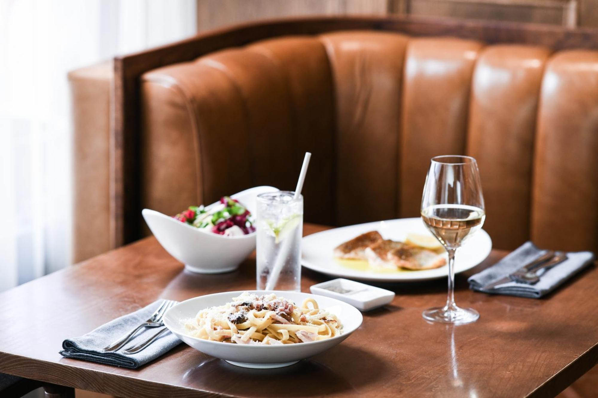 Powerhouse Hotel Tamworth By Rydges Exterior photo A meal at the restaurant