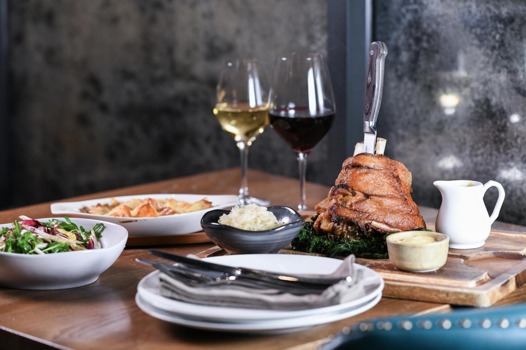 Powerhouse Hotel Tamworth By Rydges Exterior photo A meal at the restaurant