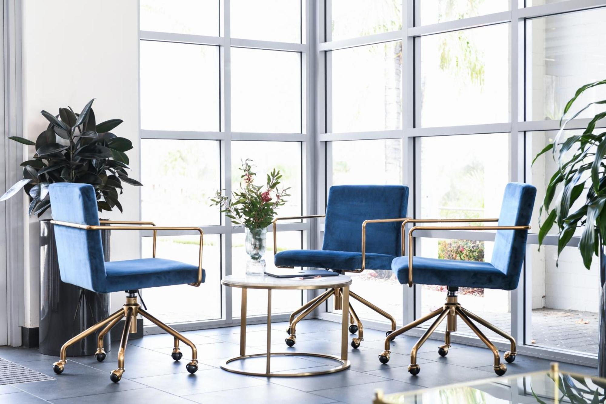 Powerhouse Hotel Tamworth By Rydges Exterior photo Office chairs