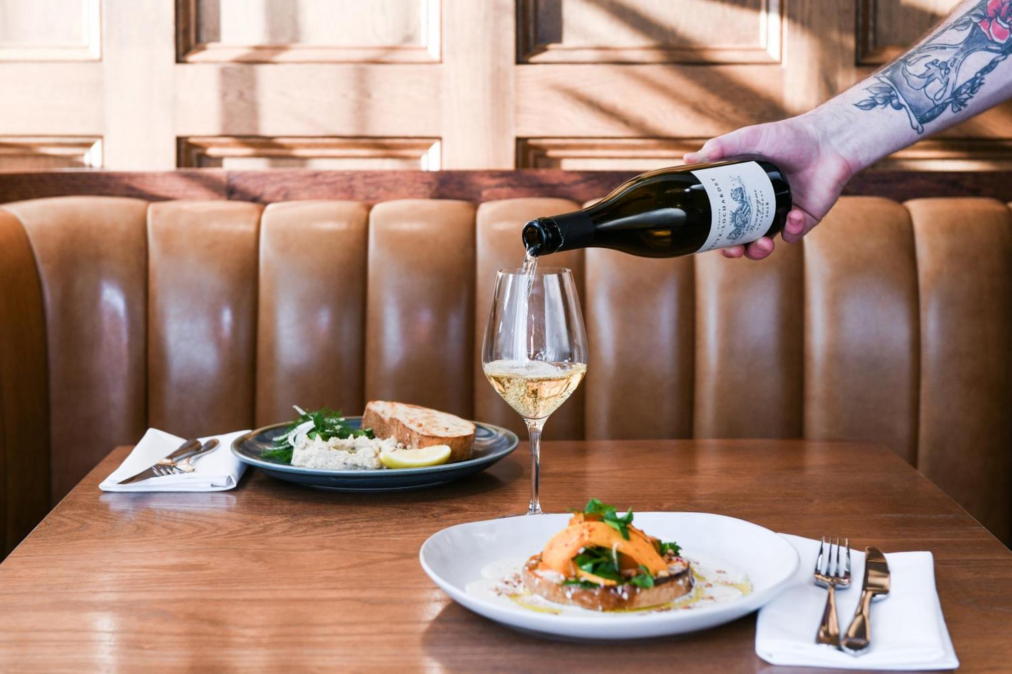 Powerhouse Hotel Tamworth By Rydges Exterior photo A server pours wine at a restaurant