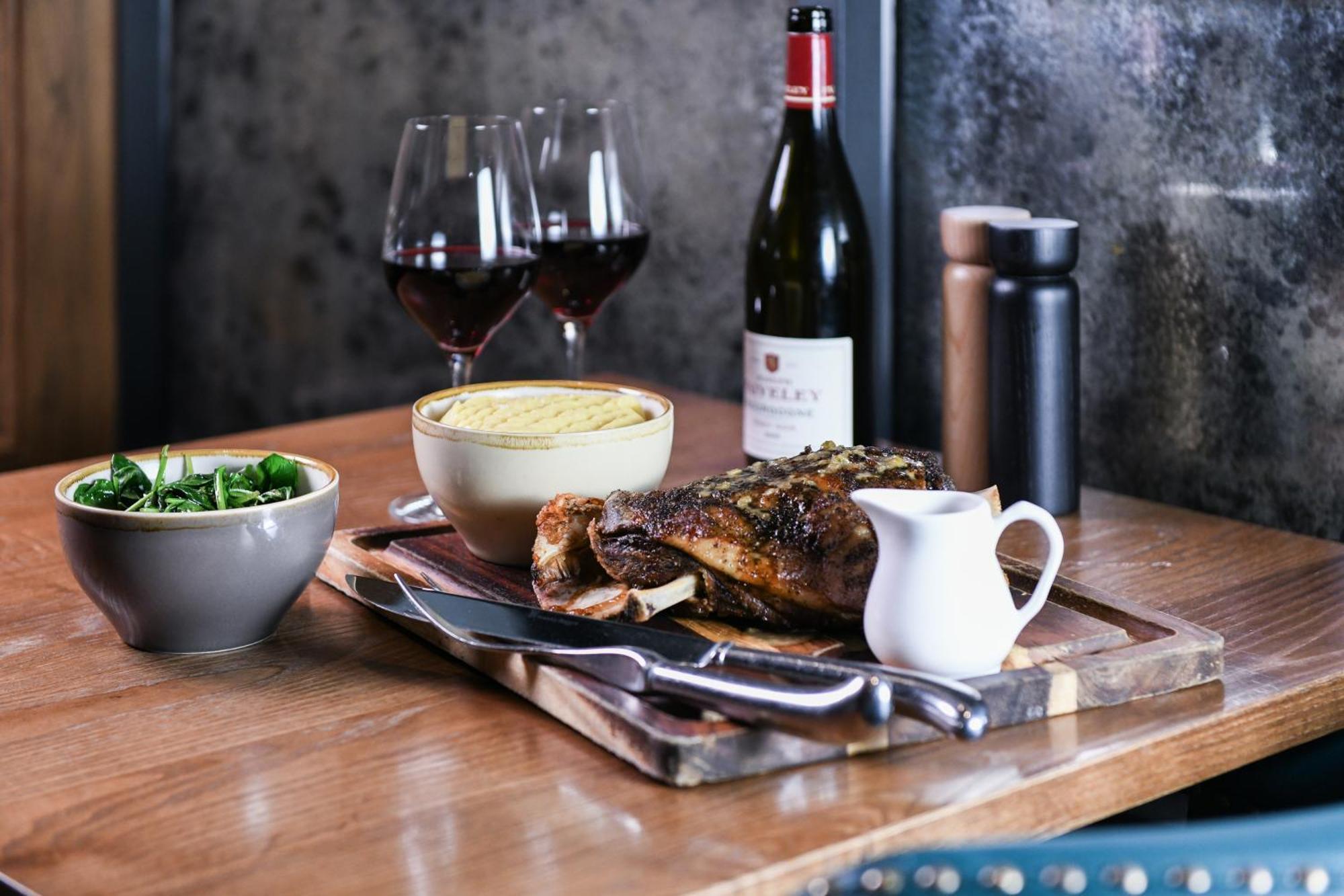Powerhouse Hotel Tamworth By Rydges Exterior photo A meal at the restaurant