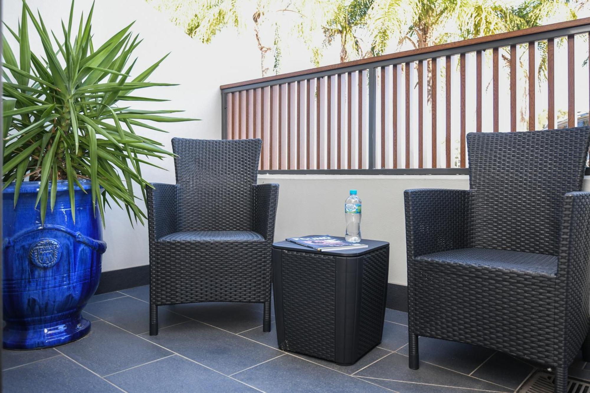 Powerhouse Hotel Tamworth By Rydges Exterior photo A balcony in a hotel